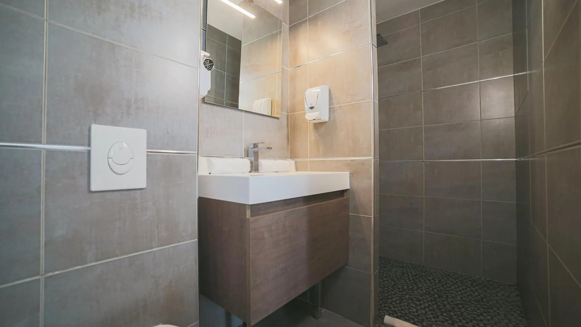 ***  Holidays & Work Hotel France